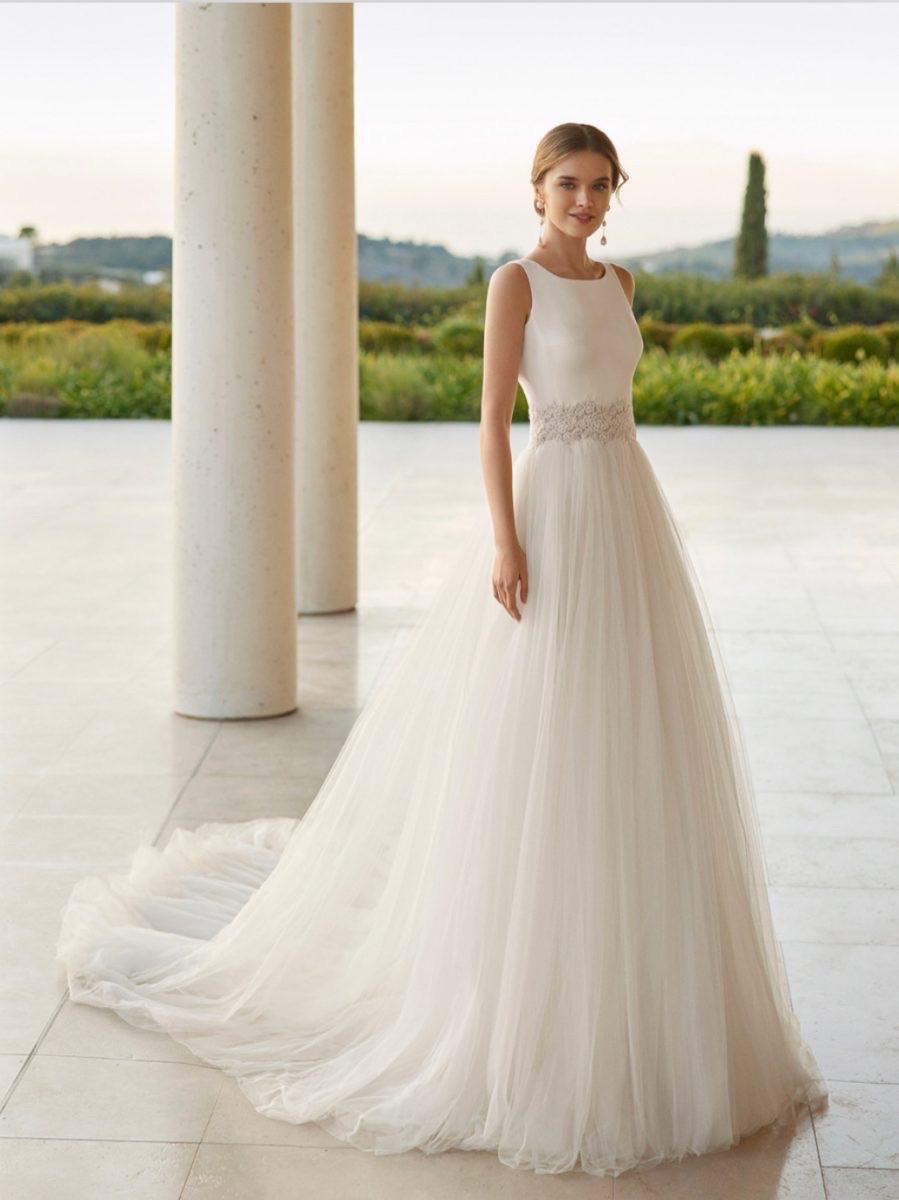 Abito realizzato in esclusiva su misura contattaci per informazioni e prezzi in atelier