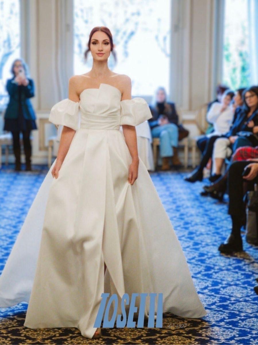 Abito realizzato in esclusiva su misura contattaci per informazioni e prezzi in atelier