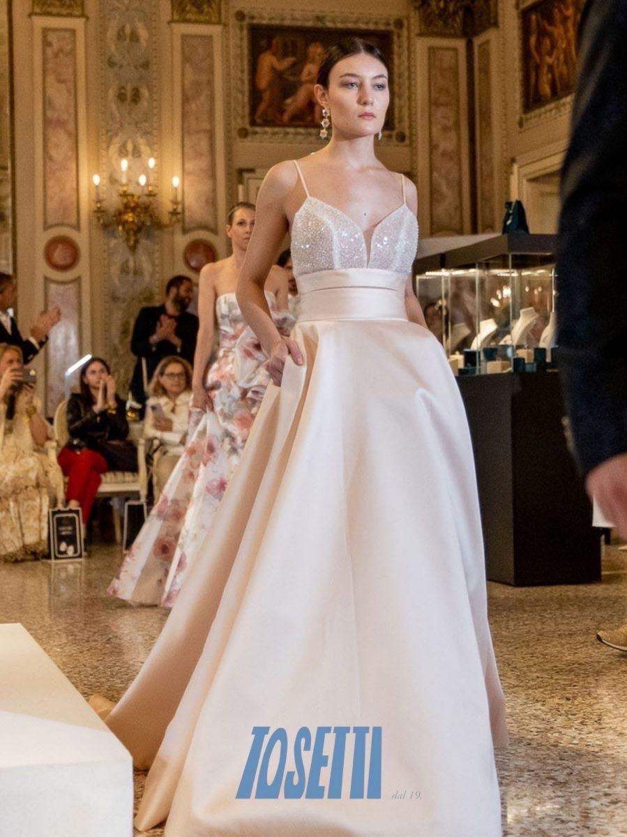 Abito realizzato in esclusiva su misura contattaci per informazioni e prezzi in atelier