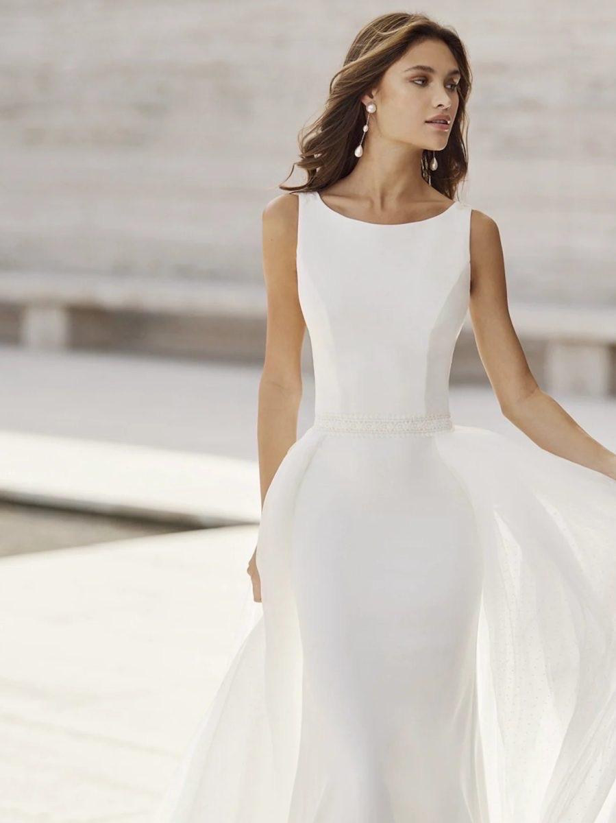 Abito realizzato in esclusiva su misura contattaci per informazioni e prezzi in atelier