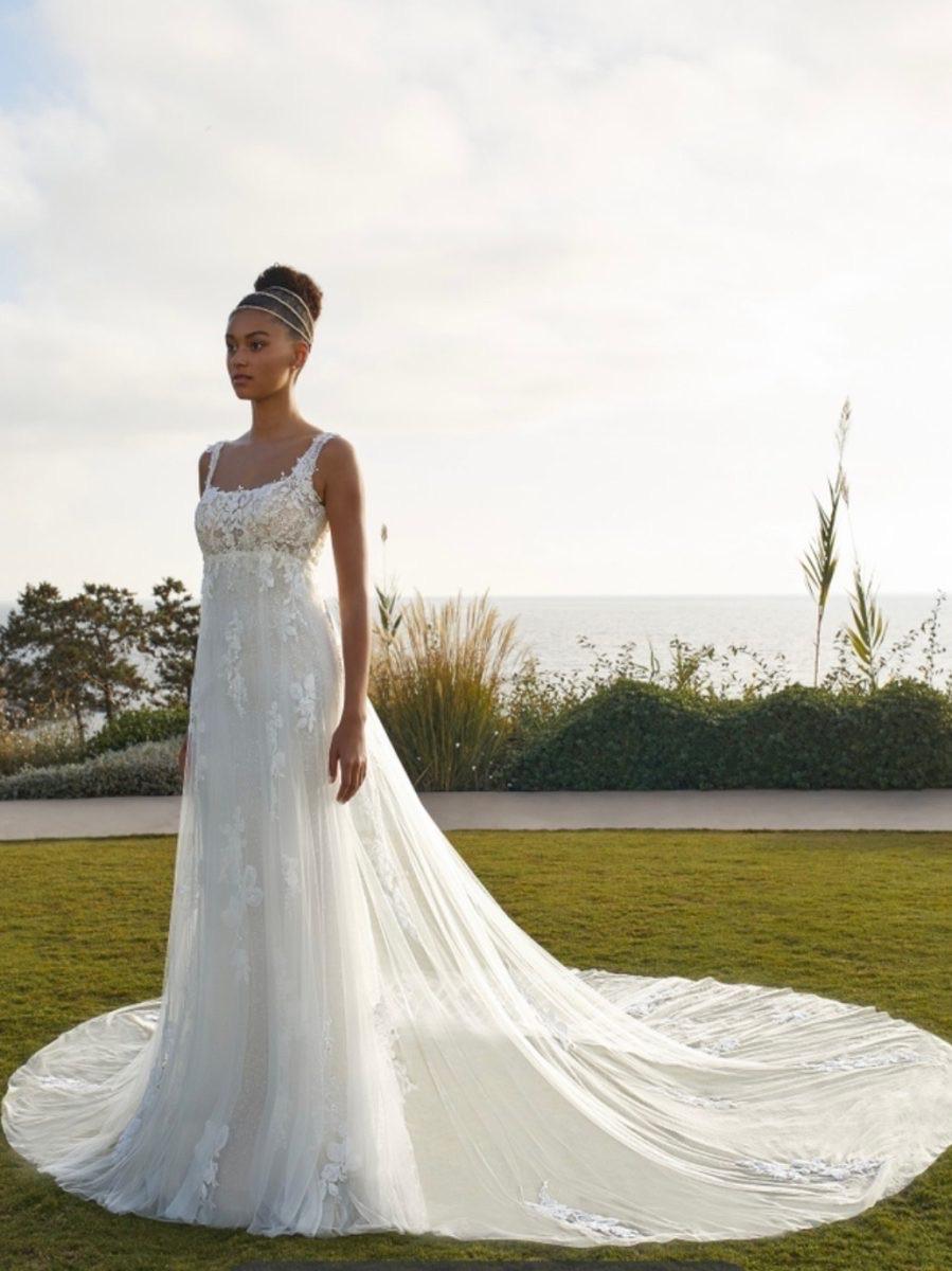 Abito realizzato in esclusiva su misura contattaci per informazioni e prezzi in atelier