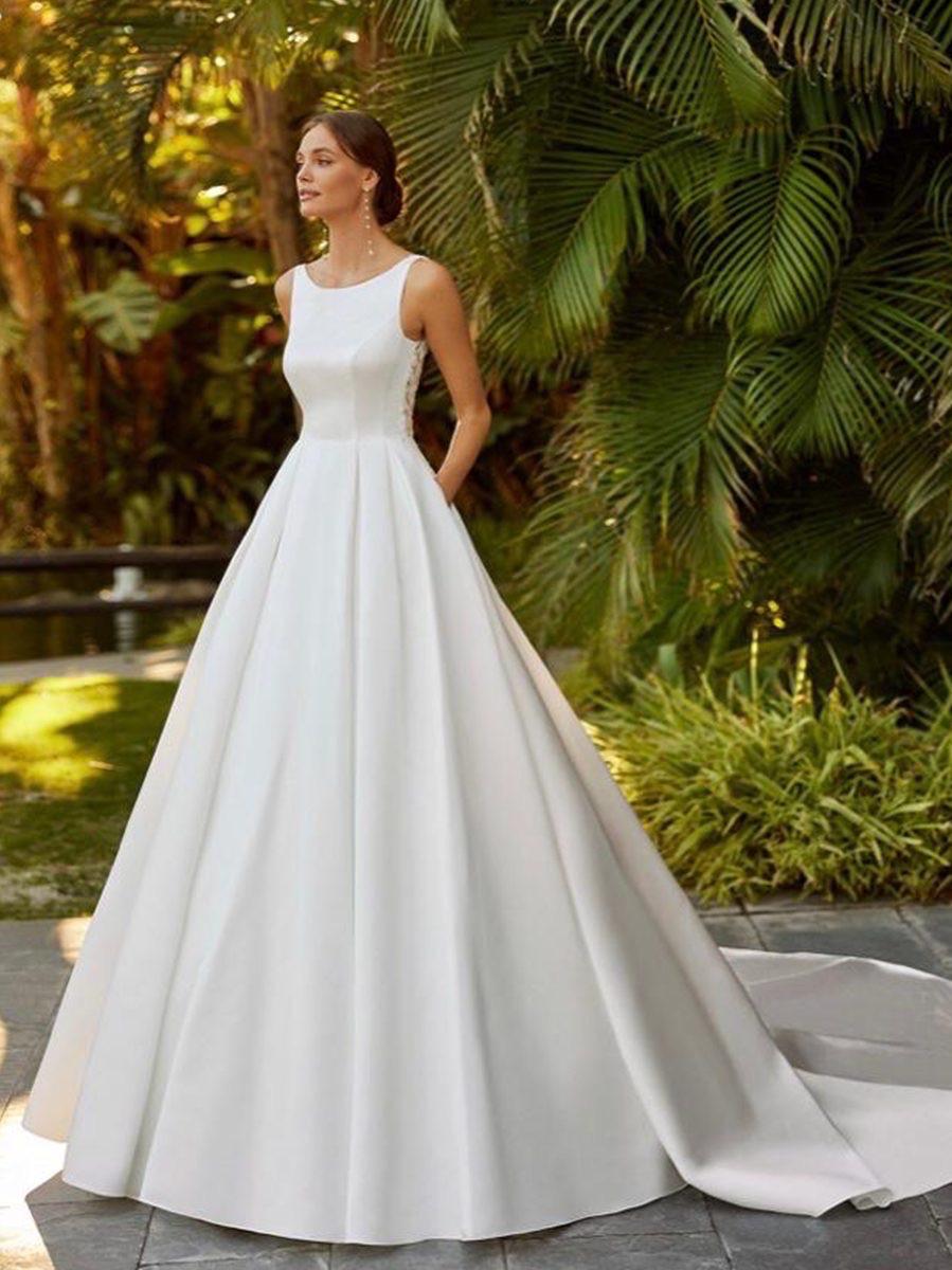 Abito realizzato in esclusiva su misura contattaci per informazioni e prezzi in atelier