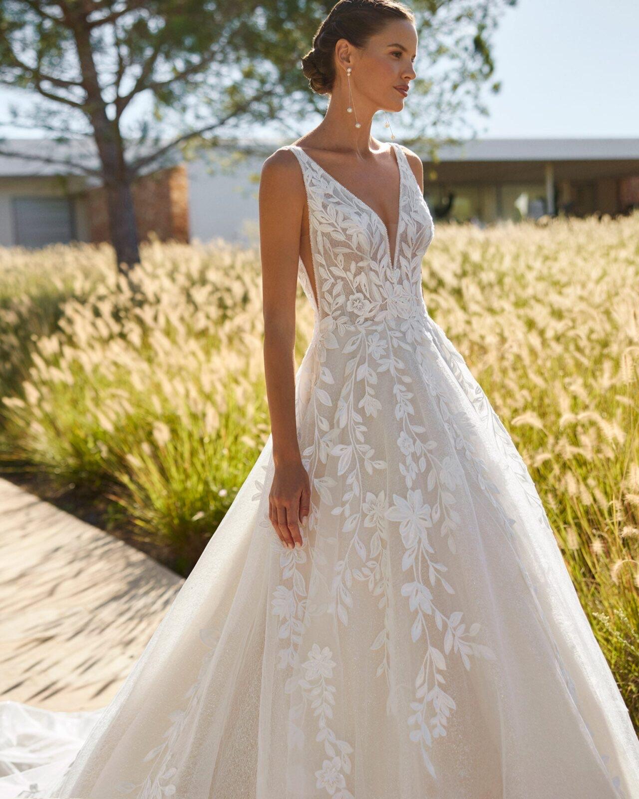 Abito realizzato in esclusiva su misura contattaci per informazioni e prezzi in atelier