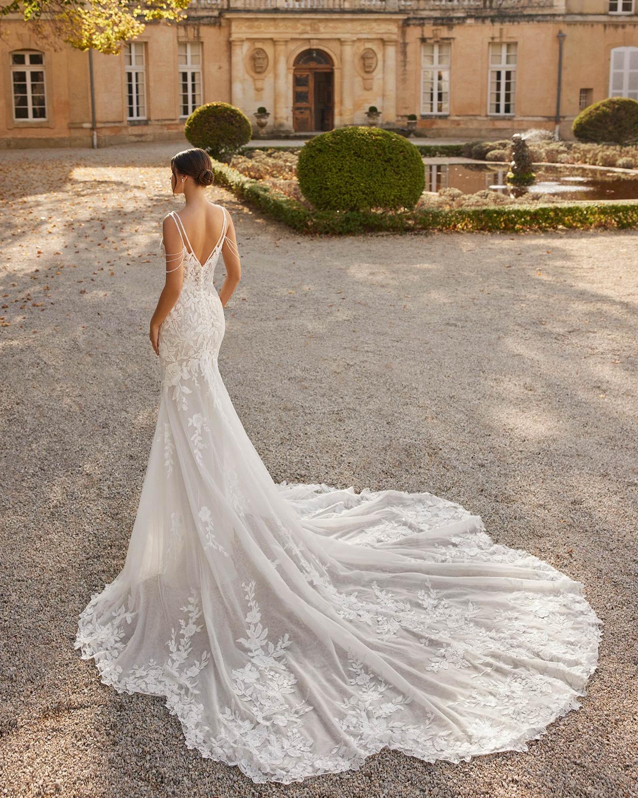 Abito realizzato in esclusiva su misura contattaci per informazioni e prezzi in atelier