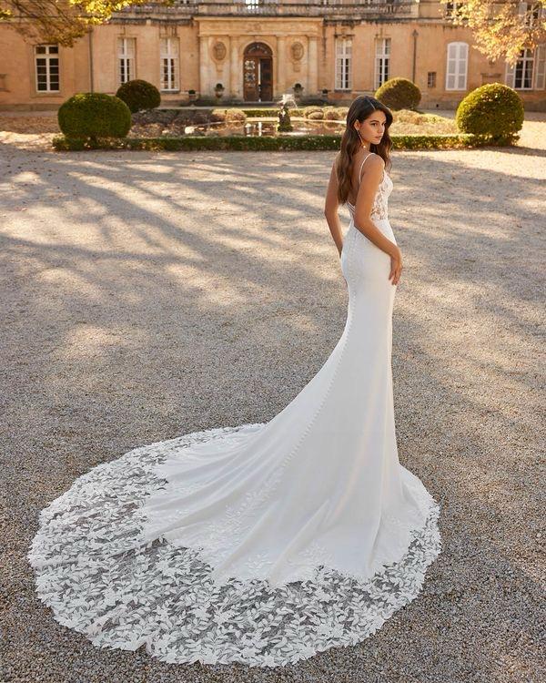 Abito realizzato in esclusiva su misura contattaci per informazioni e prezzi in atelier