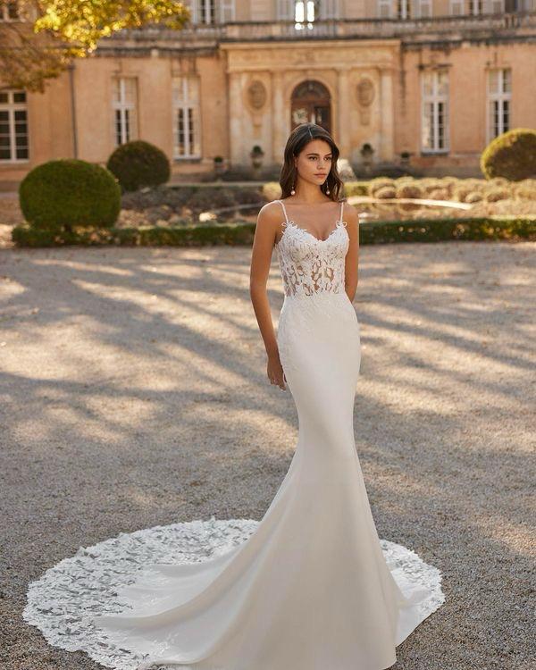 Abito realizzato in esclusiva su misura contattaci per informazioni e prezzi in atelier