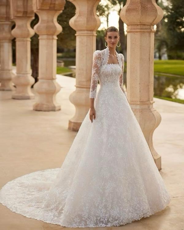 Abito realizzato in esclusiva su misura contattaci per informazioni e prezzi in atelier