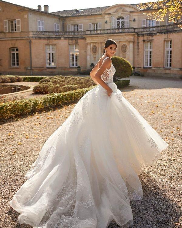 Abito realizzato in esclusiva su misura contattaci per informazioni e prezzi in atelier