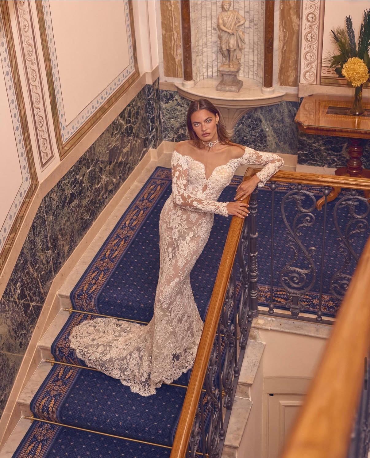 Abito realizzato in esclusiva su misura contattaci per informazioni e prezzi in atelier