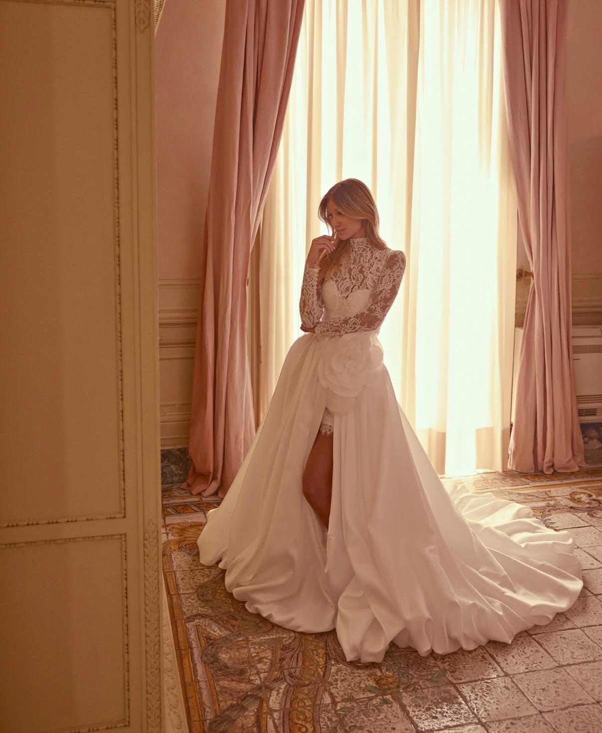 Abito realizzato in esclusiva su misura contattaci per informazioni e prezzi in atelier