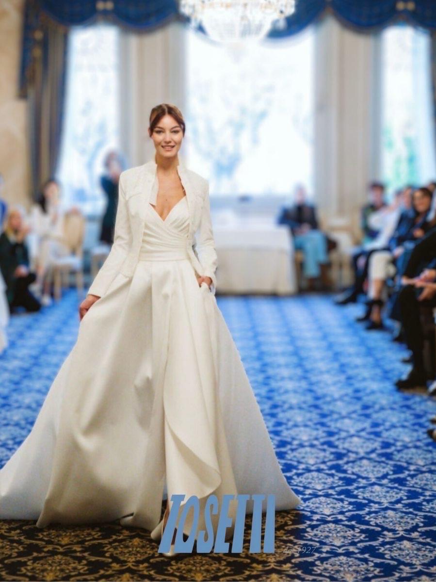 Abito realizzato in esclusiva su misura contattaci per informazioni e prezzi in atelier