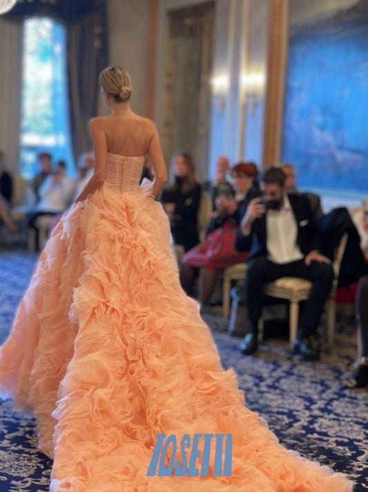 Abito realizzato in esclusiva su misura contattaci per informazioni e prezzi in atelier