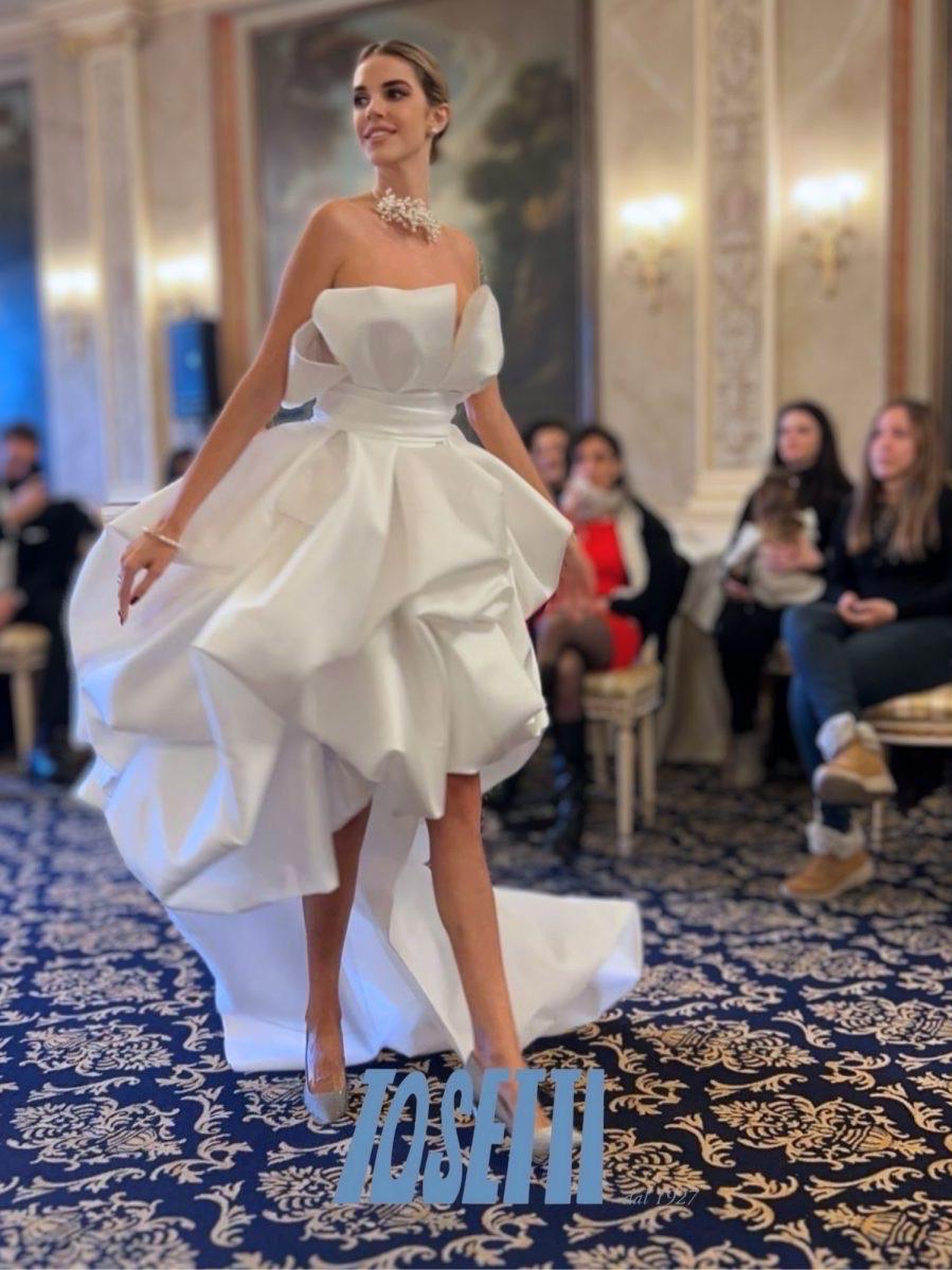 Abito realizzato in esclusiva su misura contattaci per informazioni e prezzi in atelier