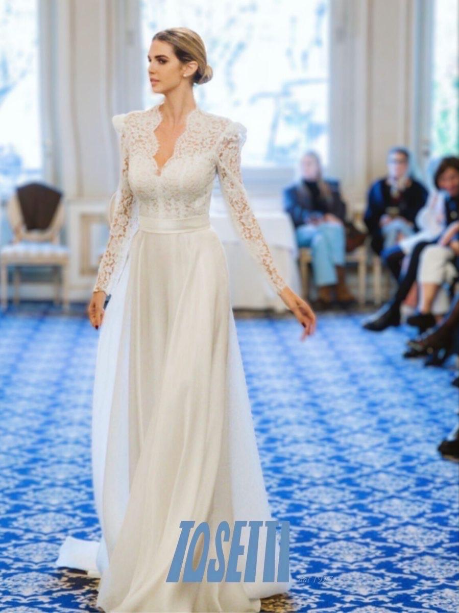 Abito realizzato in esclusiva su misura contattaci per informazioni e prezzi in atelier