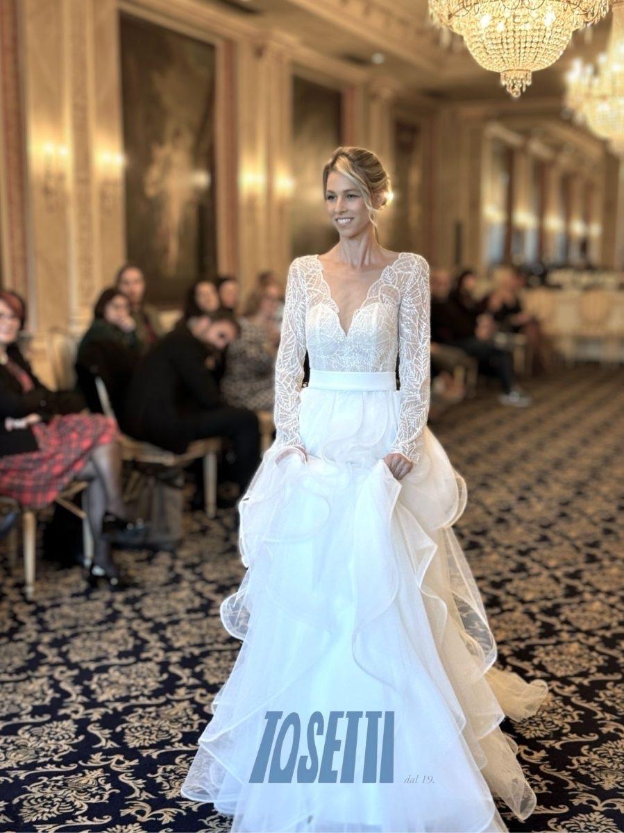 Abito realizzato in esclusiva su misura contattaci per informazioni e prezzi in atelier