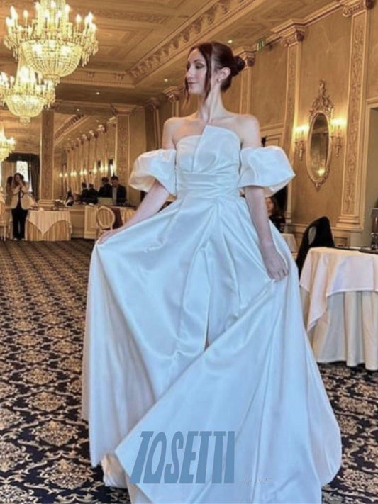 Abito realizzato in esclusiva su misura contattaci per informazioni e prezzi in atelier