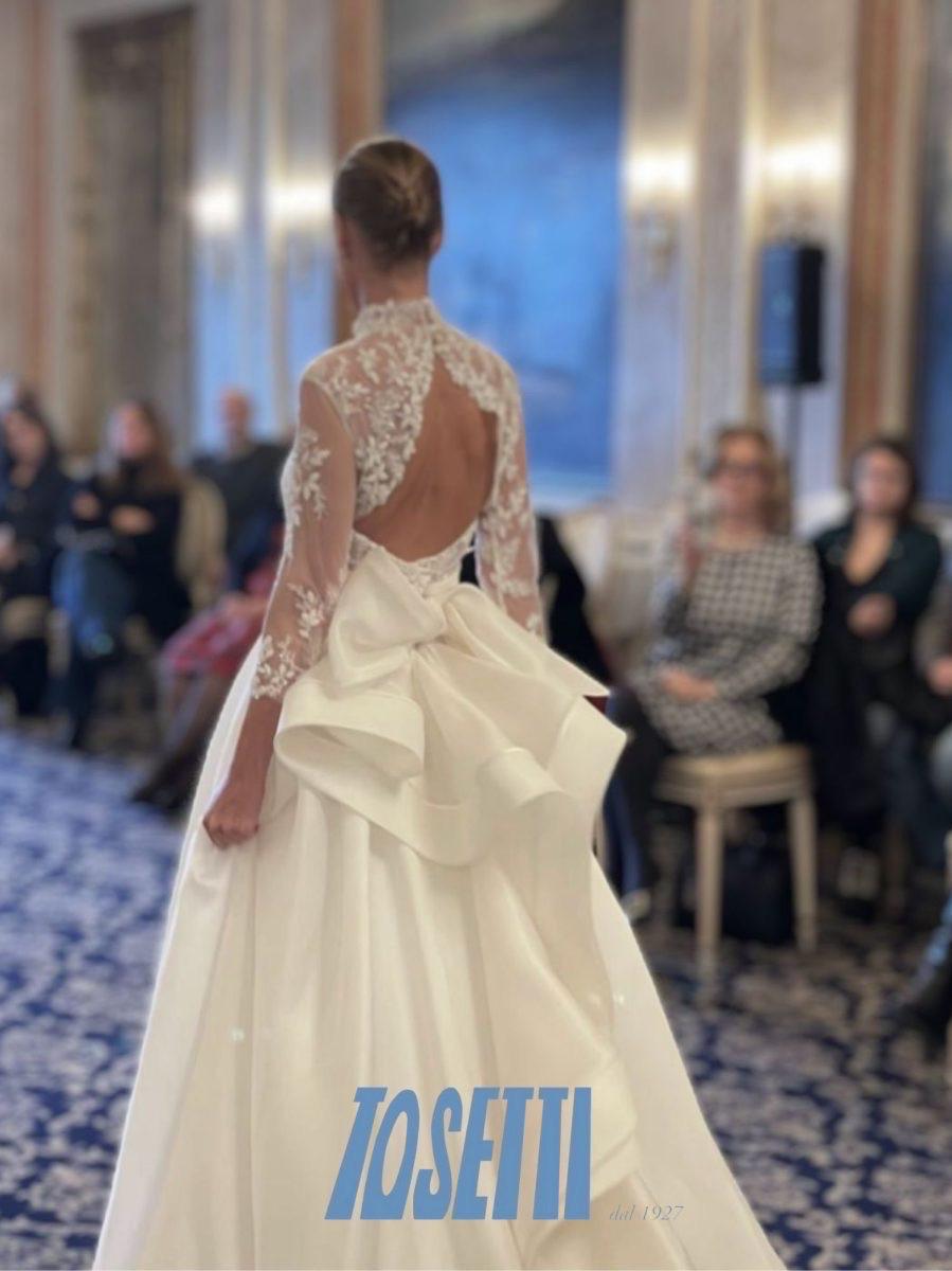 Abito realizzato in esclusiva su misura contattaci per informazioni e prezzi in atelier