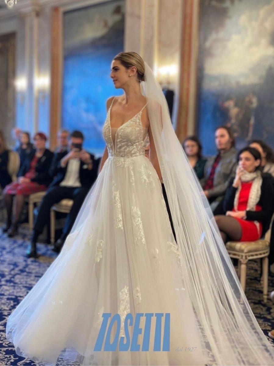 Abito realizzato in esclusiva su misura contattaci per informazioni e prezzi in atelier