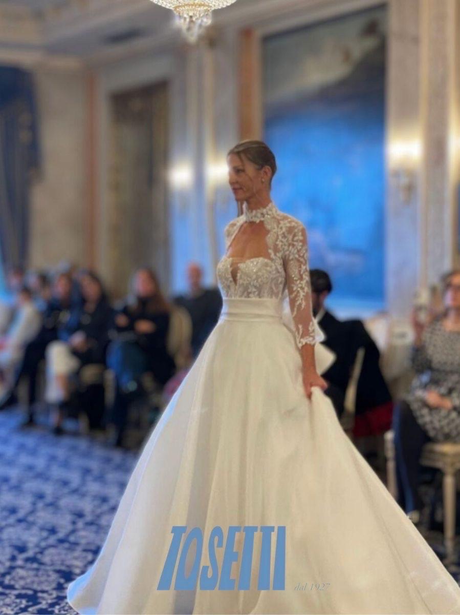 Abito realizzato in esclusiva su misura contattaci per informazioni e prezzi in atelier