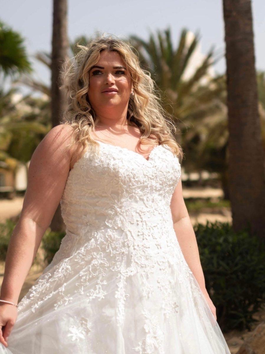 Abito realizzato in esclusiva su misura contattaci per informazioni e prezzi in atelier