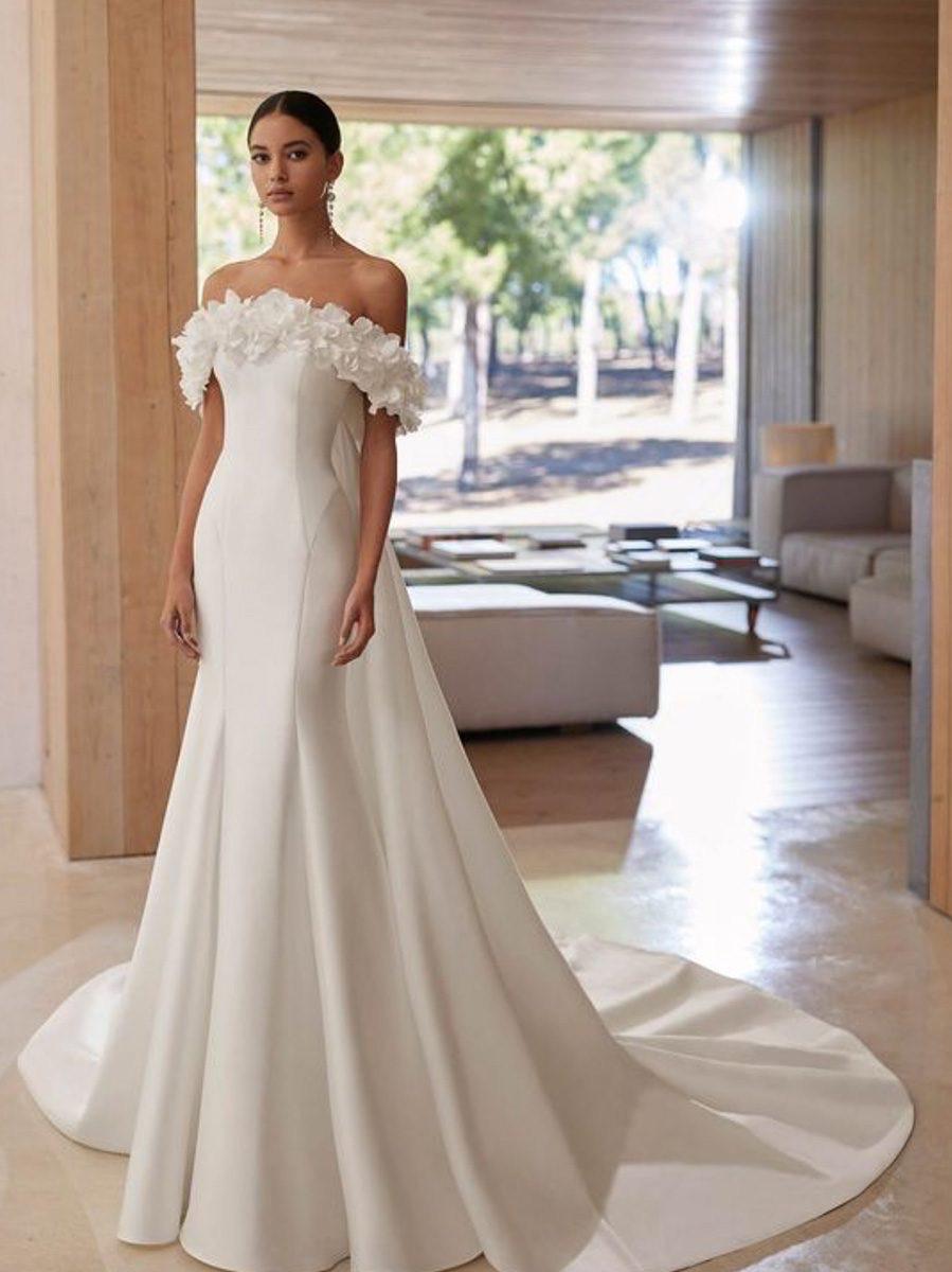 Abito realizzato in esclusiva su misura contattaci per informazioni e prezzi in atelier