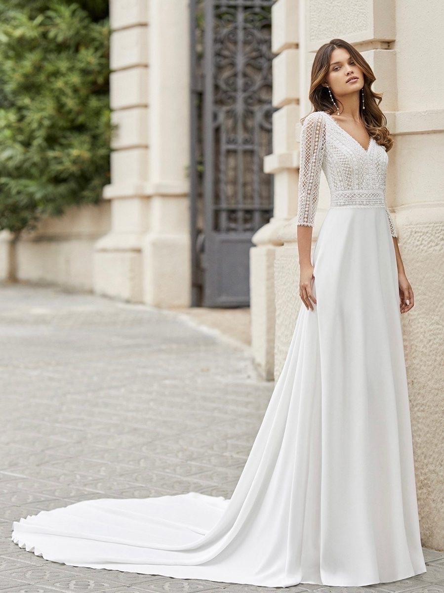 Abito realizzato in esclusiva su misura contattaci per informazioni e prezzi in atelier