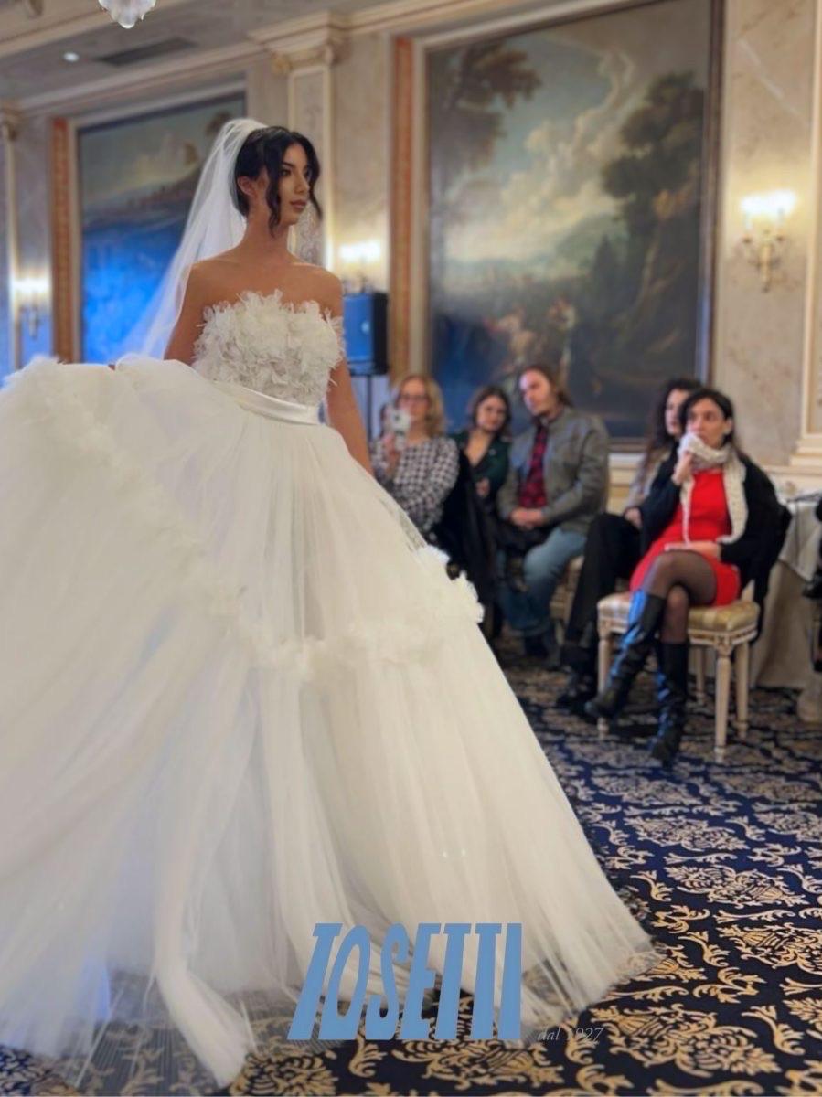 Abito realizzato in esclusiva su misura contattaci per informazioni e prezzi in atelier