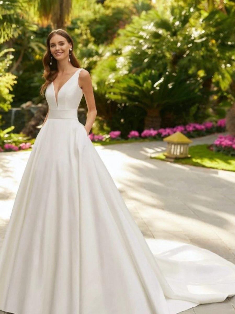 Abito realizzato in esclusiva su misura contattaci per informazioni e prezzi in atelier