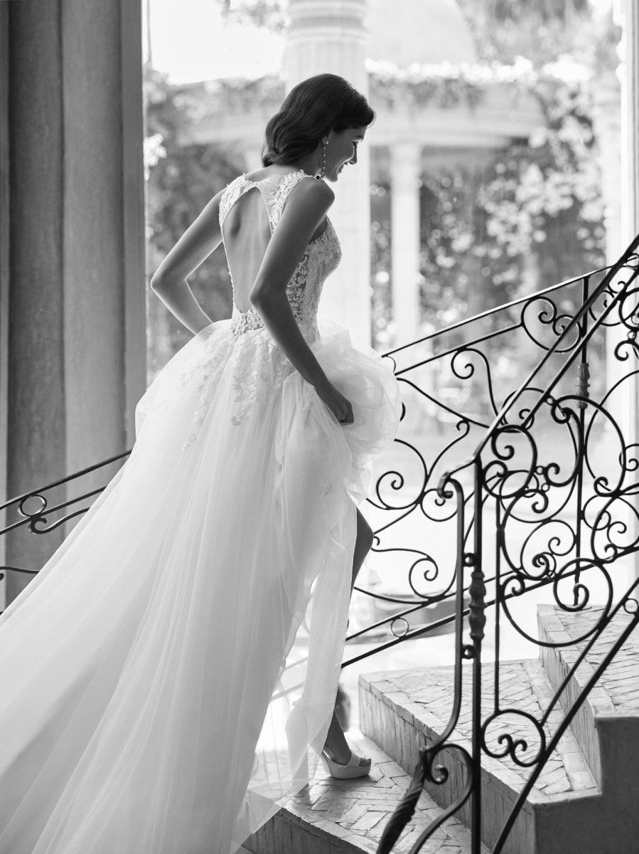 Abito realizzato in esclusiva su misura contattaci per informazioni e prezzi in atelier