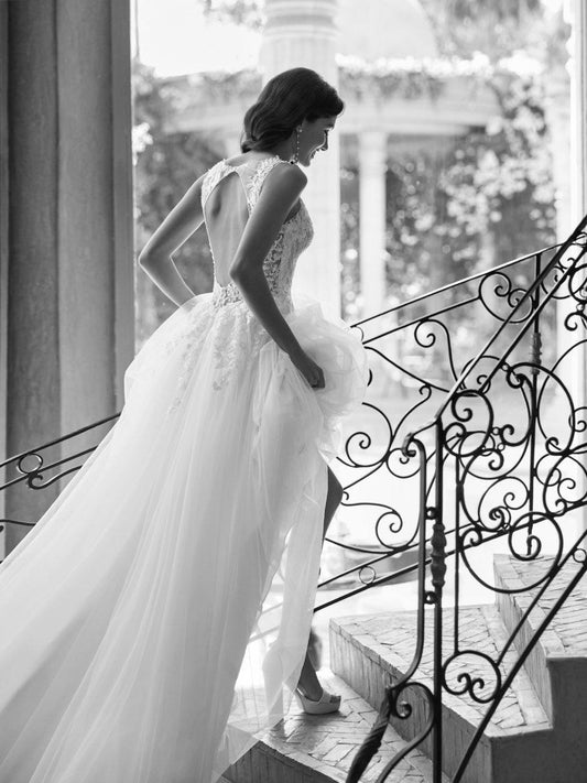 Abito realizzato in esclusiva su misura contattaci per informazioni e prezzi in atelier