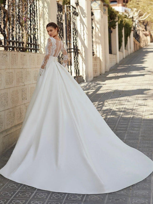 Abito realizzato in esclusiva su misura contattaci per informazioni e prezzi in atelier