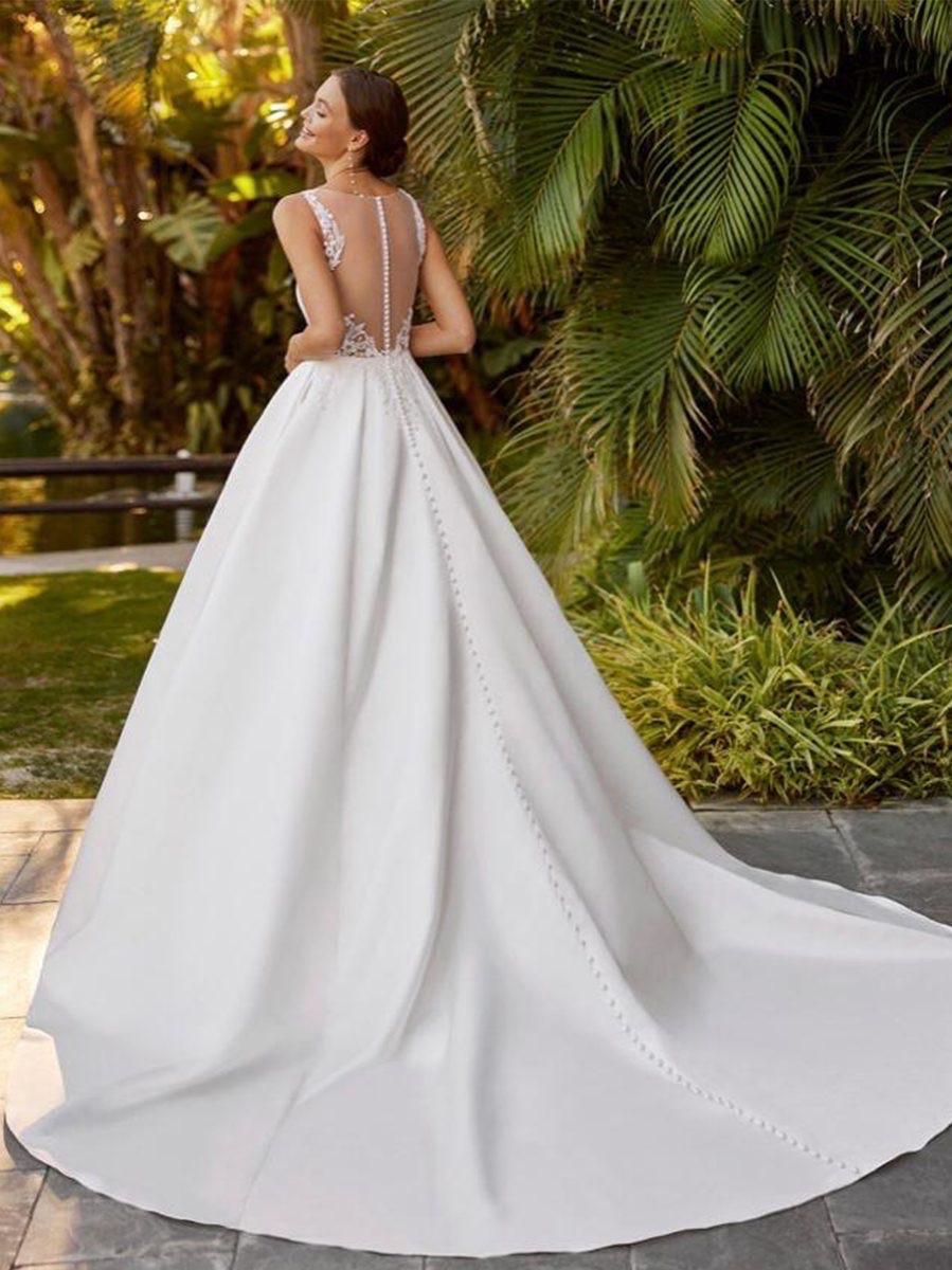 Abito realizzato in esclusiva su misura contattaci per informazioni e prezzi in atelier