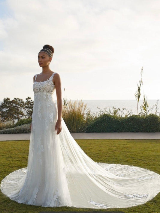 Abito realizzato in esclusiva su misura contattaci per informazioni e prezzi in atelier