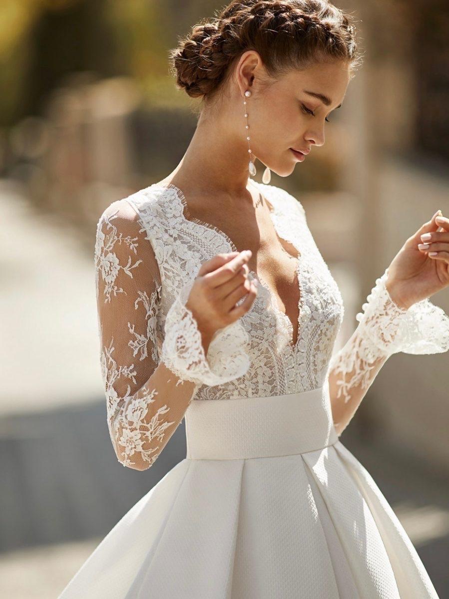 Abito realizzato in esclusiva su misura contattaci per informazioni e prezzi in atelier