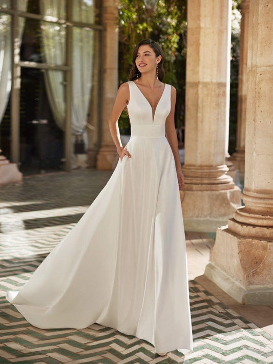 Abito realizzato in esclusiva su misura contattaci per informazioni e prezzi in atelier