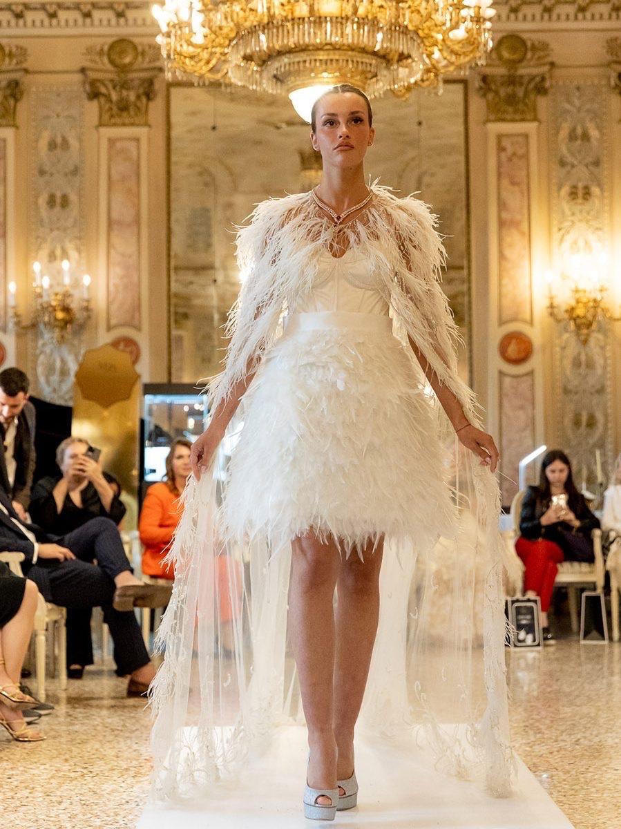 Abito realizzato in esclusiva su misura contattaci per informazioni e prezzi in atelier