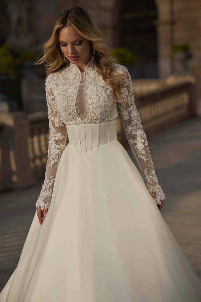 Abito realizzato in esclusiva su misura contattaci per informazioni e prezzi in atelier