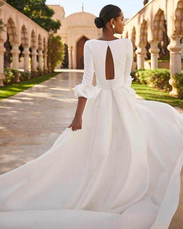 Abito realizzato in esclusiva su misura contattaci per informazioni e prezzi in atelier