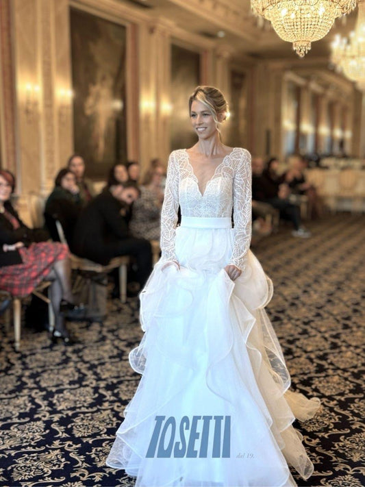 Abito realizzato in esclusiva su misura contattaci per informazioni e prezzi in atelier