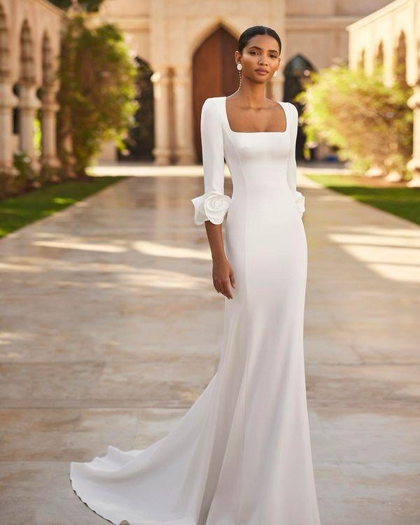 Abito realizzato in esclusiva su misura contattaci per informazioni e prezzi in atelier