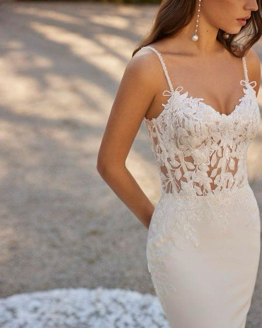 Abito realizzato in esclusiva su misura contattaci per informazioni e prezzi in atelier