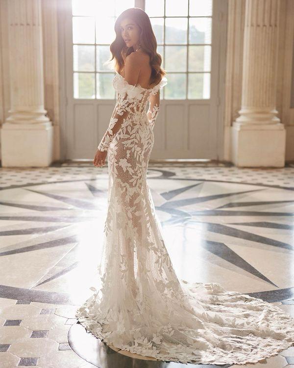 Abito realizzato in esclusiva su misura contattaci per informazioni e prezzi in atelier