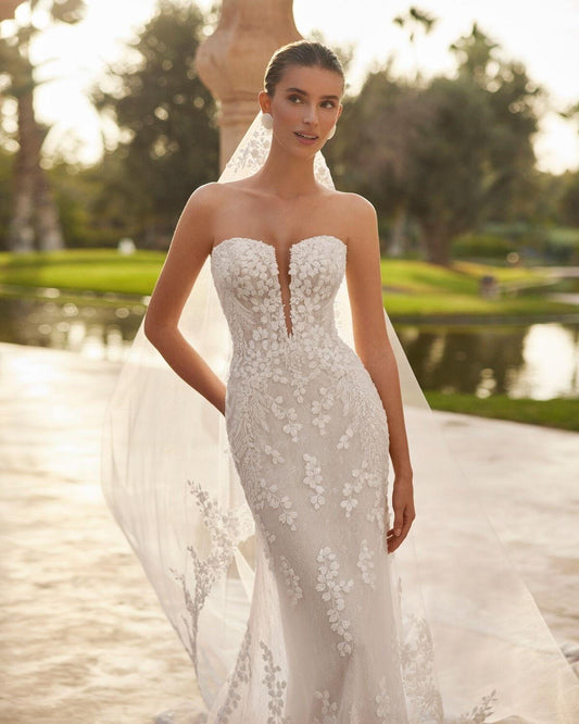 Abito realizzato in esclusiva su misura contattaci per informazioni e prezzi in atelier