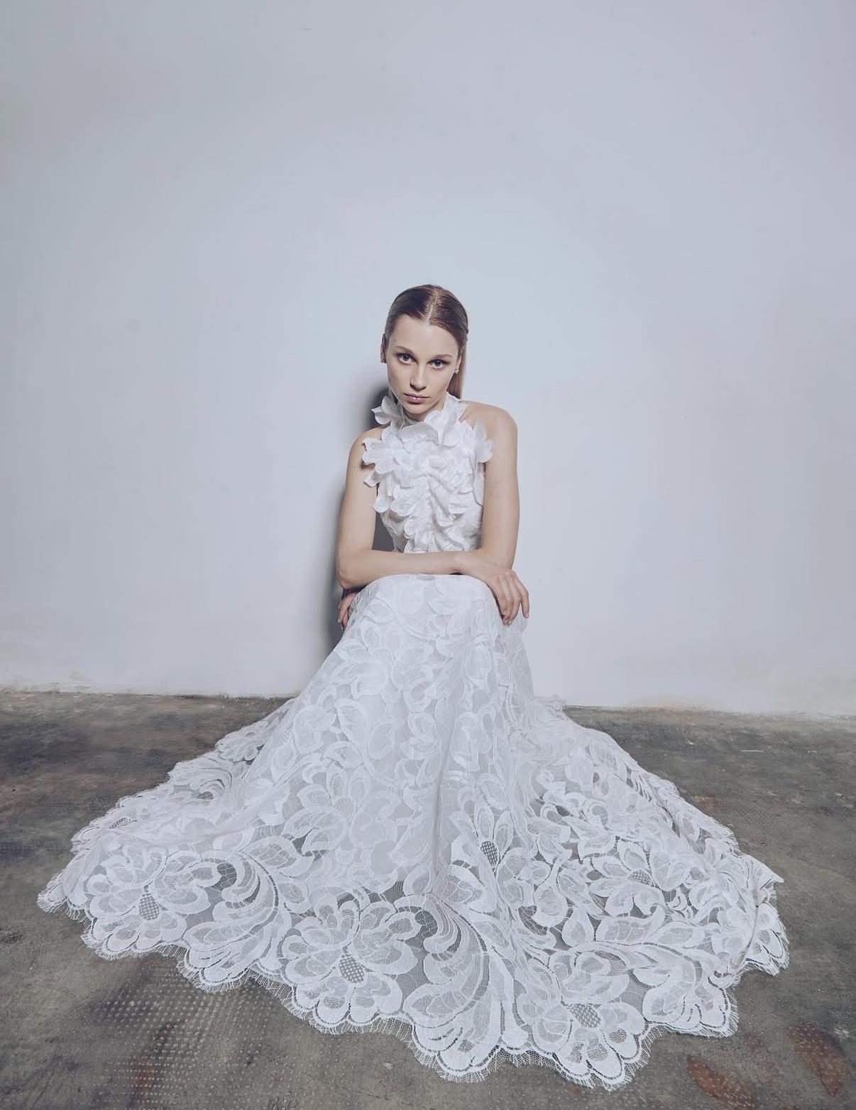 Abito realizzato in esclusiva su misura contattaci per informazioni e prezzi in atelier