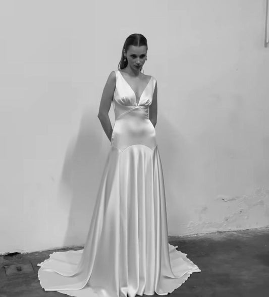 Abito realizzato in esclusiva su misura contattaci per informazioni e prezzi in atelier