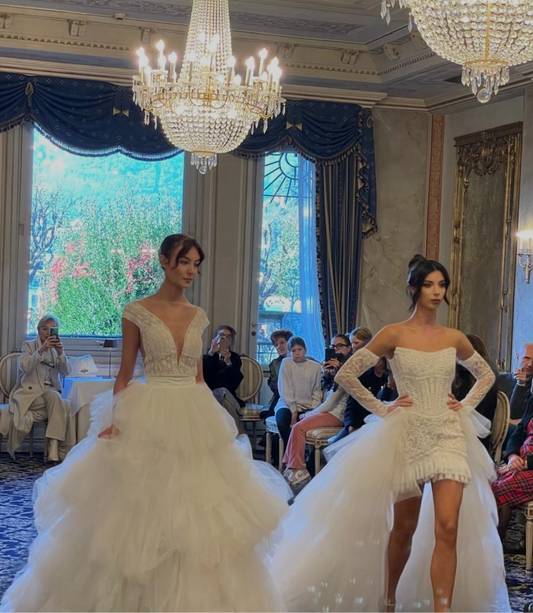 Abito da sposa corto con gonna a balze